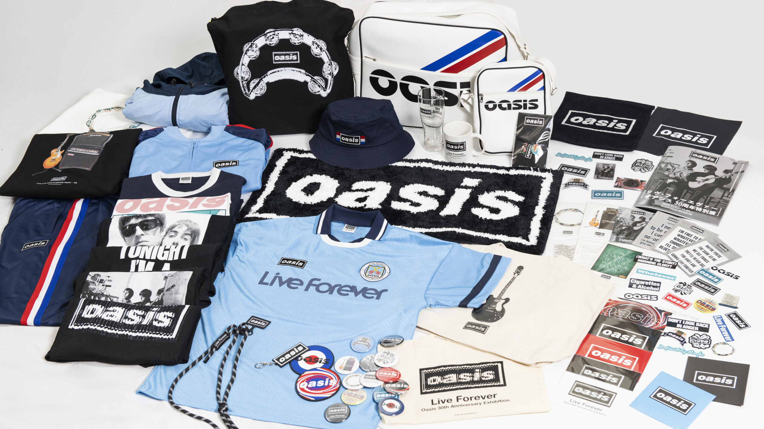 リヴ・フォーエヴァー：Oasis 30 周年特別展』フットボールシャツ 
